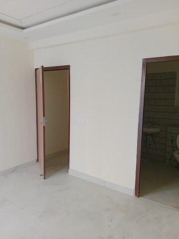 Room in 3 BHK Apartment at Ansals Sushant City – for Rent