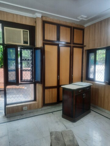 Room in 5 BHK Builder Floor at Vikas Puri – for Rent