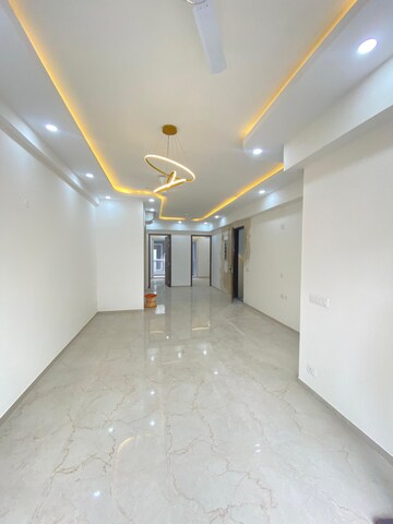 Room in 3 BHK Builder Floor at Smart World Orchard, Sector 61 – for Rent