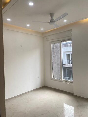 Room in 3 BHK Builder Floor at Smart World Orchard, Sector 61 – for Rent
