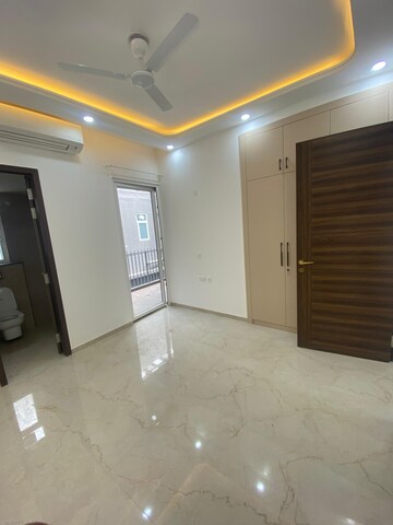 Room in 3 BHK Builder Floor at Smart World Orchard, Sector 61 – for Rent