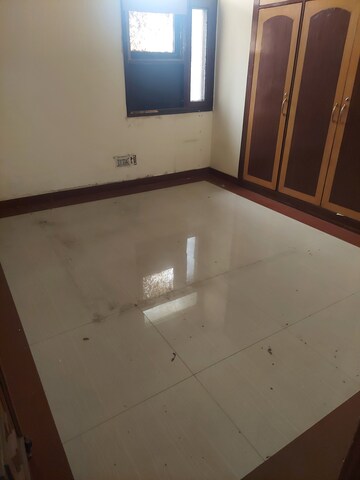 Room in 4 BHK Apartment at Ip Extension – for Rent
