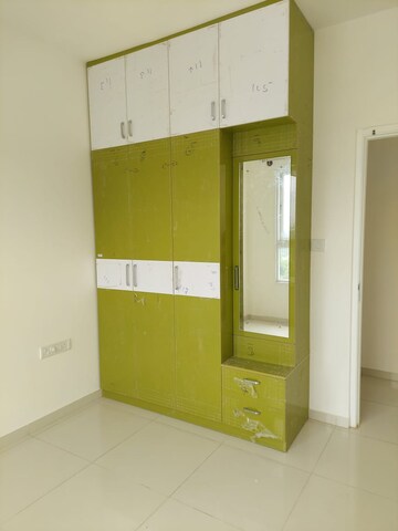 Room in 2 BHK Apartment at Godrej Aqua, International Airport Road – for Rent