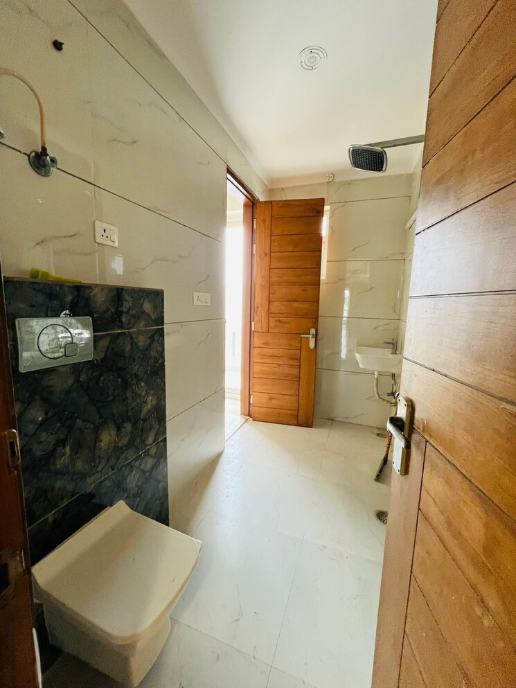 Bathroom, green fields colony 4 Bedroom 2610 Sq.Ft. Builder Floor In Green Fields Colony Faridabad 9037033
