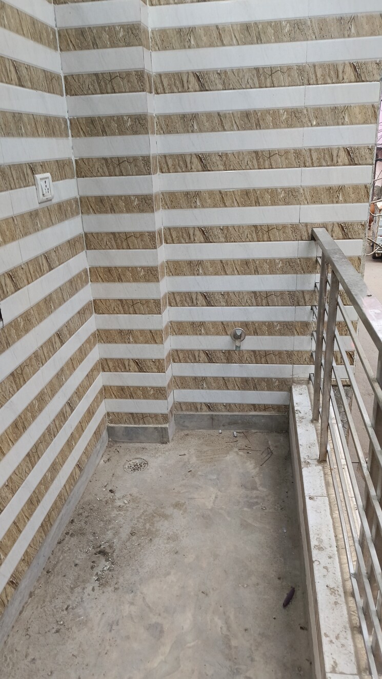 Balcony, vipin garden 3 Bedroom 85 Sq.Yd. Builder Floor In Vipin Garden Delhi 9037227