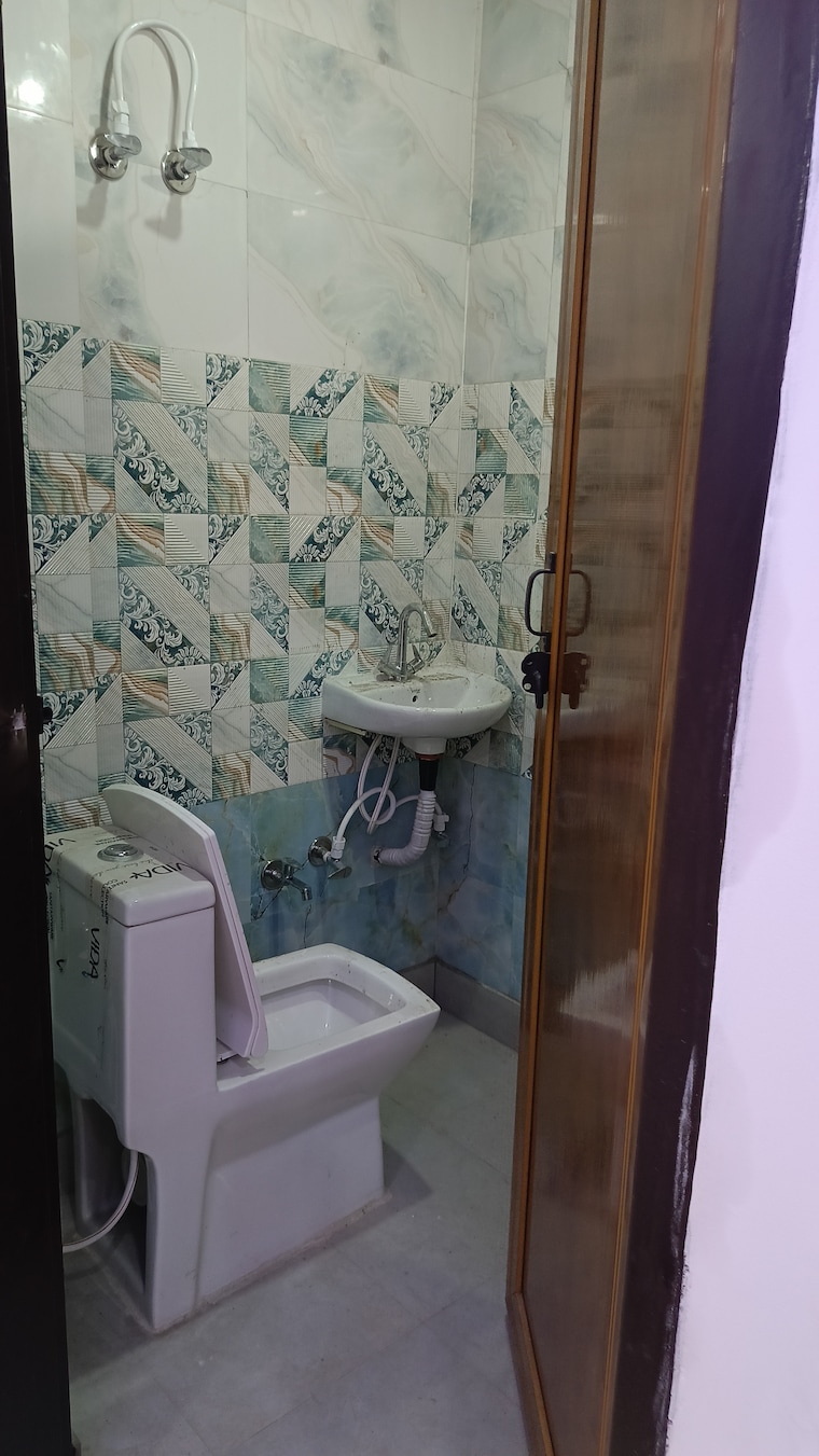 Bathroom, vipin garden 3 Bedroom 85 Sq.Yd. Builder Floor In Vipin Garden Delhi 9037227