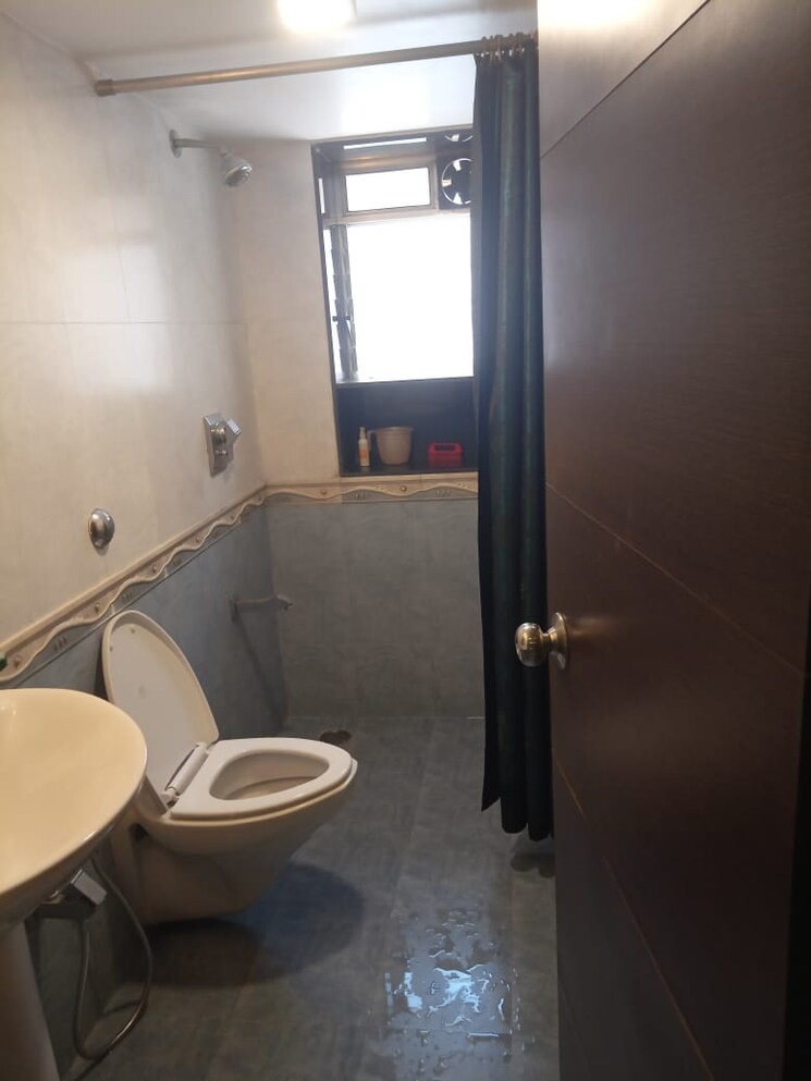 Bathroom, andheri east Pg For Boys & Girls In Andheri East 9036865