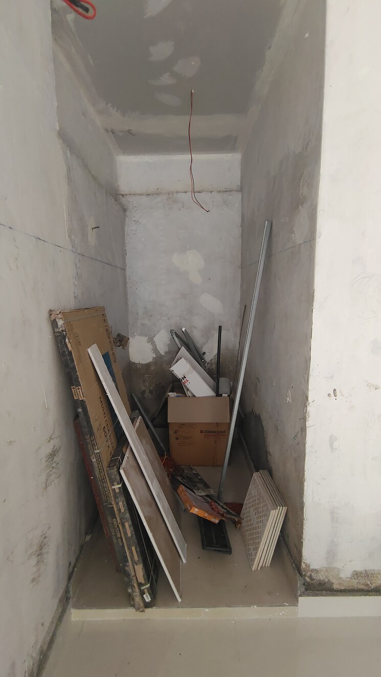 Balcony, hyde-park-galaxy Commercial Shop 170 Sq.Ft. In Manpada Thane 9037337