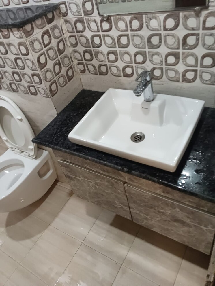 Bathroom, mi-rustle-court 3.5 Bedroom 2350 Sq.Ft. Apartment In Gomti Nagar Lucknow 9037398