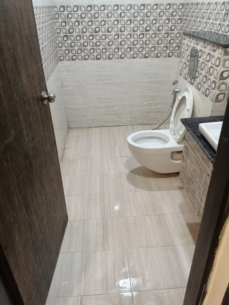 Bathroom, mi-rustle-court 3.5 Bedroom 2350 Sq.Ft. Apartment In Gomti Nagar Lucknow 9037398
