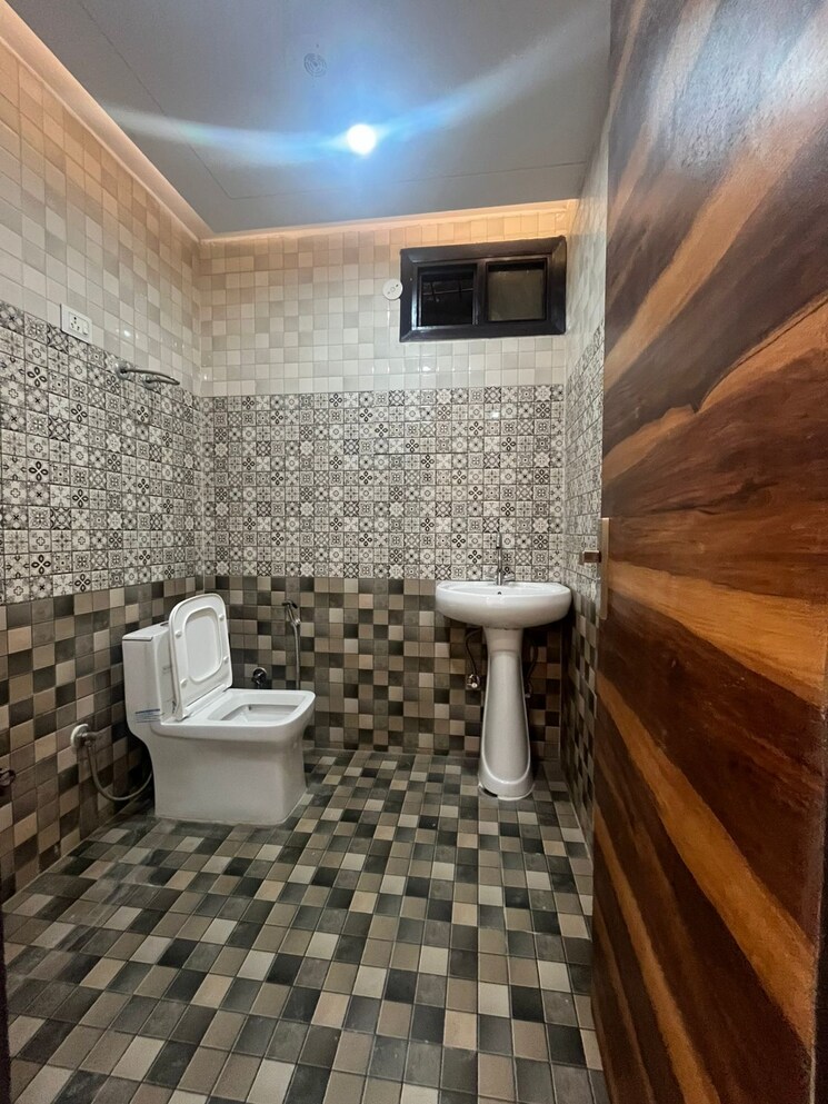 Bathroom, najafgarh 3 Bedroom 900 Sq.Ft. Apartment In Najafgarh Delhi 9037466