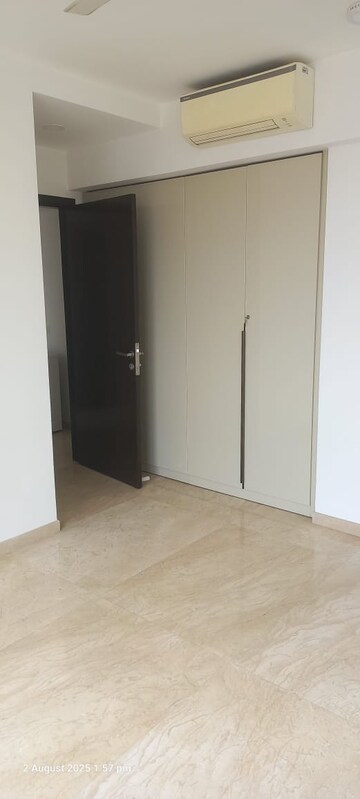 Room in 2 BHK Apartment at Hiranandani Atlantis, Powai – for Rent