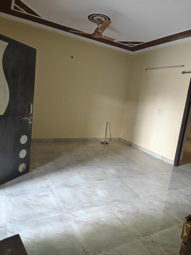 Room, spring-field 2.5 Bedroom 100 Sq.Yd. Independent House In Sector 31 Faridabad 9037507
