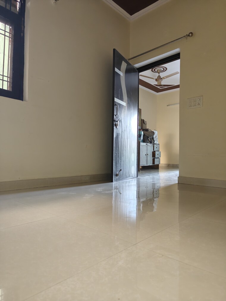 Room, spring-field 2.5 Bedroom 100 Sq.Yd. Independent House In Sector 31 Faridabad 9037507