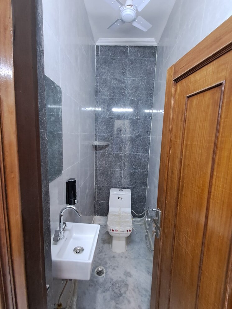 Bathroom, rajouri garden 2 Bedroom 160 Sq.Yd. Builder Floor In Rajouri Garden Delhi 9037545