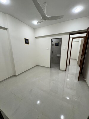 Room in 2 BHK Apartment at Shikara Heights, Sion – for Sale