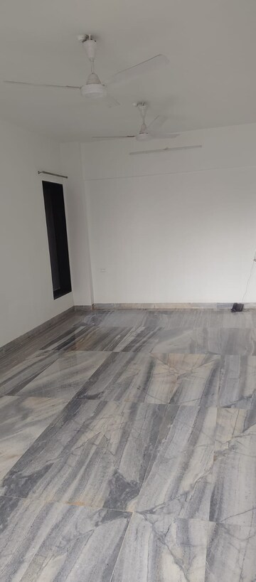 Room in 3 BHK Apartment at Golden Heights Andheri West, Andheri West – for Rent