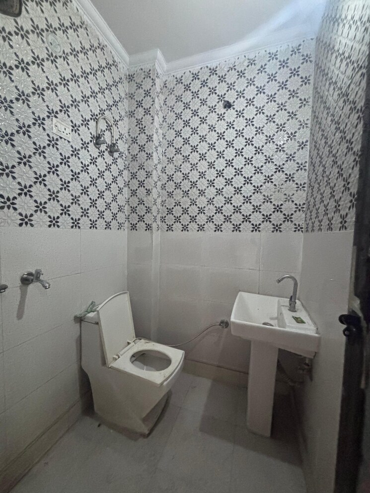Bathroom, mansa ram park 1.5 Bedroom 360 Sq.Ft. Builder Floor In Mansa Ram Park Delhi 9037677