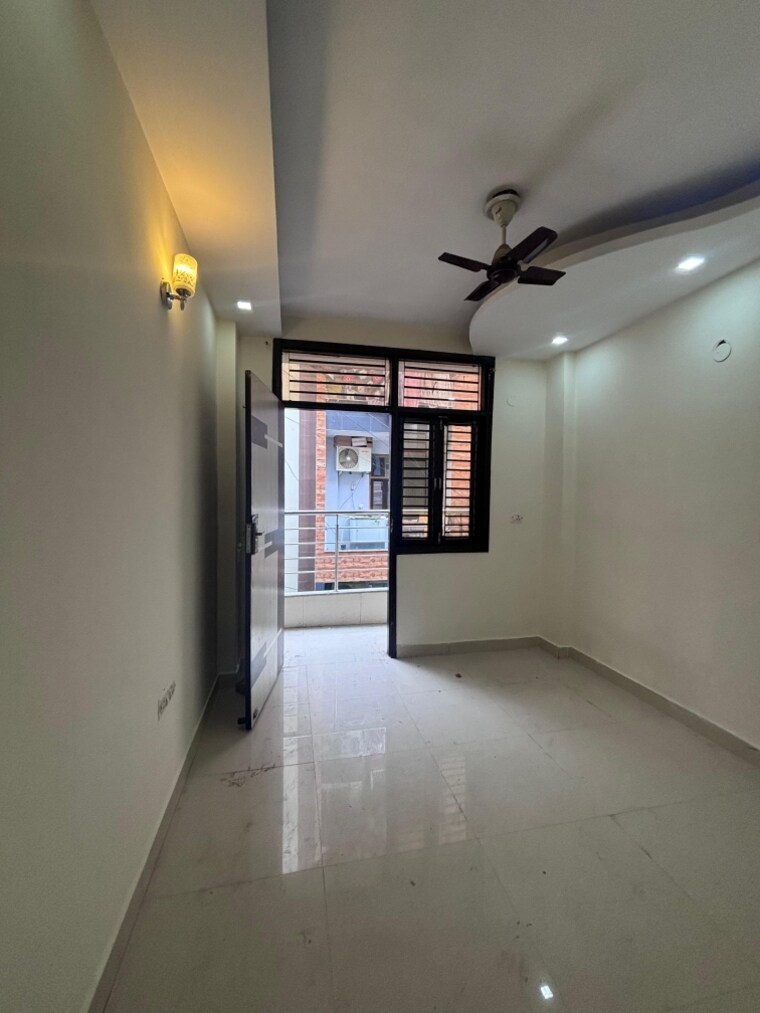 Room, mansa ram park 1.5 Bedroom 360 Sq.Ft. Builder Floor In Mansa Ram Park Delhi 9037677