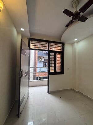 Room in 1.5 BHK Builder Floor at Mansa Ram Park – for Sale