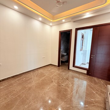 Room in 3 BHK Builder Floor at Sector 105 – for Rent