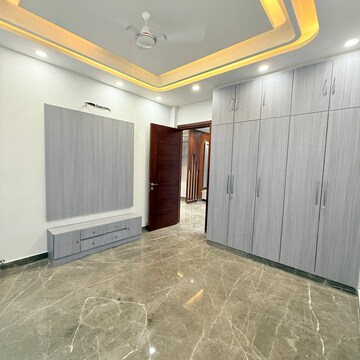 Room in 3 BHK Builder Floor at Sector 105 – for Rent