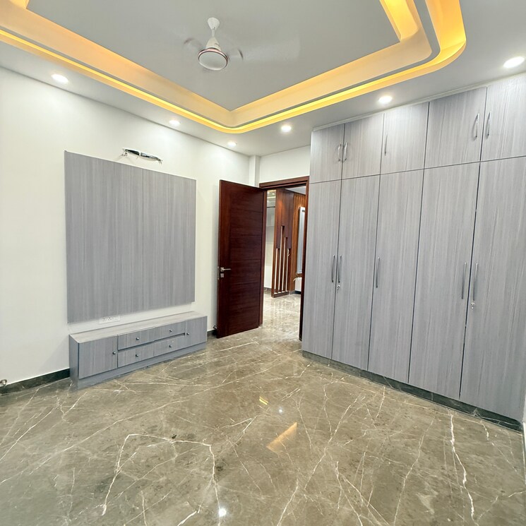 Room, sector 105 3 Bedroom 3229 Sq.Ft. Builder Floor In Sector 105 Noida 9037671