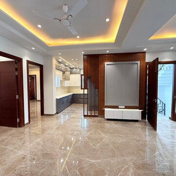 Room in 3 BHK Builder Floor at Sector 105 – for Rent