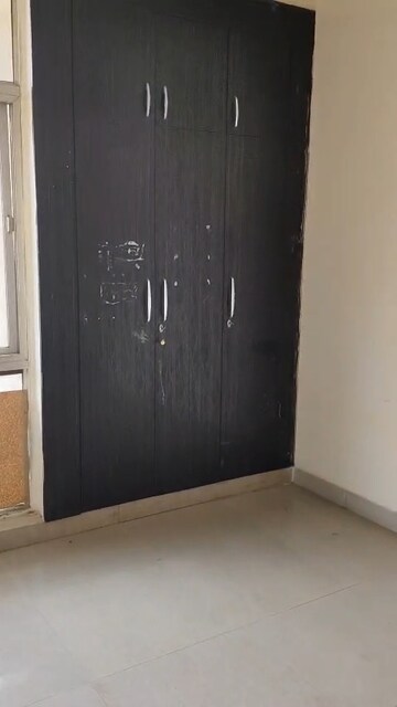 Room in 3 BHK Apartment at Piyush Heights, Sector 89 – for Rent