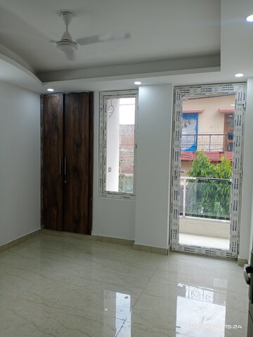 Room in 3 BHK Builder Floor at Vasant Kunj – for Rent