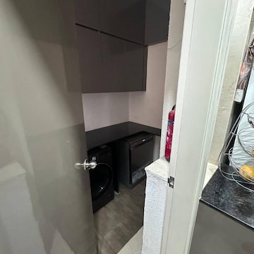 Bedroom in 3 BHK Apartment at Saroj Apartment Matunga, Matunga East – for Rent
