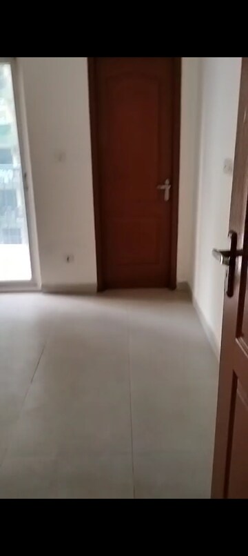 Room in 3 BHK Apartment at Trident Embassy, Sector 1 Greater Noida – for Rent