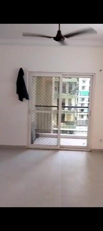 Room in 3 BHK Apartment at Trident Embassy, Sector 1 Greater Noida – for Rent