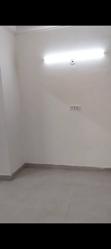 Room in 3 BHK Apartment at Trident Embassy, Sector 1 Greater Noida – for Rent
