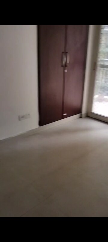 Room in 3 BHK Apartment at Trident Embassy, Sector 1 Greater Noida – for Rent