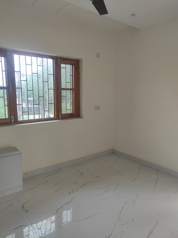 Room in 3 BHK Apartment at Turner Road – for Sale