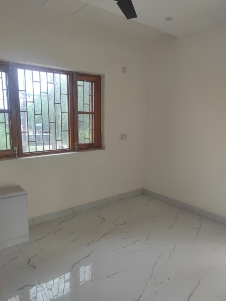 Room, turner road 3 Bedroom 1500 Sq.Ft. Apartment In Turner Road Dehradun 9038078