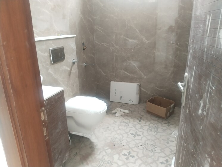 Bathroom, malviya nagar 3 Bedroom 200 Sq.Yd. Builder Floor In Malviya Nagar Delhi 9038165