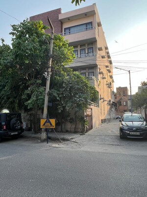 Parking in 4 BHK Builder Floor at New Friends Colony – for Sale