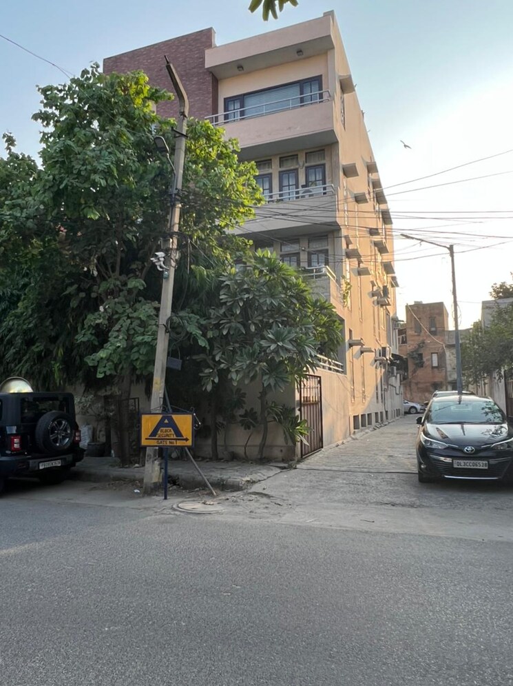  Parking, new friends colony 4 Bedroom 500 Sq.Yd. Builder Floor In New Friends Colony Delhi 9038278