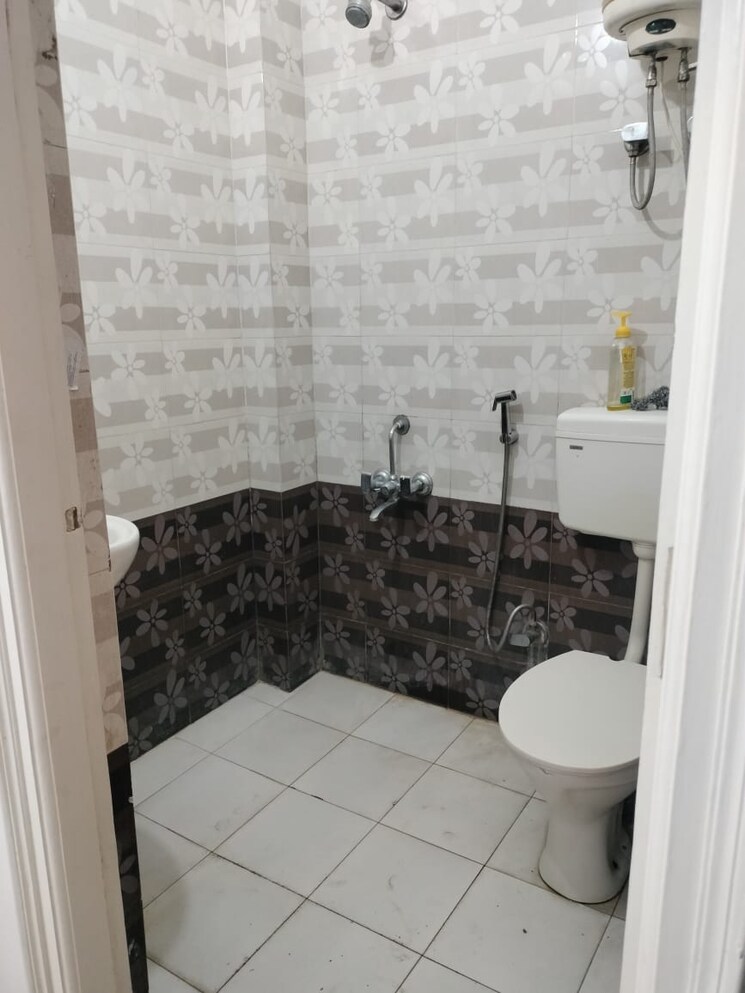 Bathroom, sushant lok i 1 Bedroom 600 Sq.Ft. Builder Floor In Sushant Lok I Gurgaon 9038341
