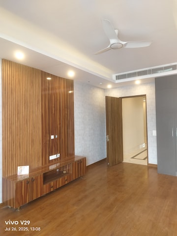 Room in 4 BHK Apartment at Central Park I, Sector 42 – for Rent