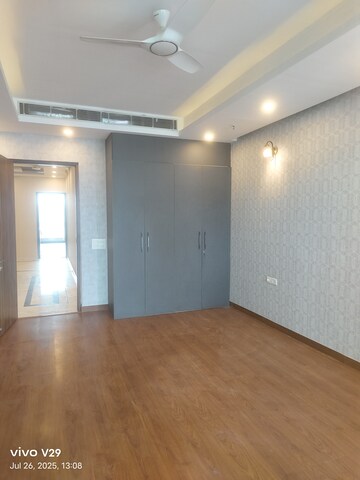 Room in 4 BHK Apartment at Central Park I, Sector 42 – for Rent