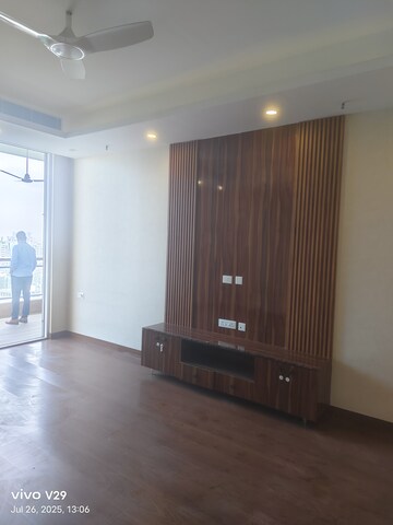 Room in 4 BHK Apartment at Central Park I, Sector 42 – for Rent