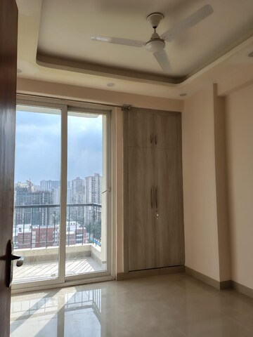 Room in 2 BHK Apartment at Gulshan Bellina, Sector 16 Greater Noida – for Rent