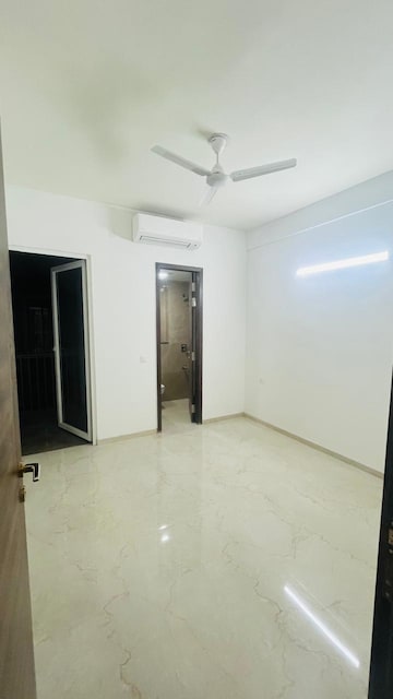 Room in 3 BHK Apartment at Smart World Orchard, Sector 61 – for Rent