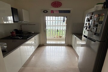 Room in 2.5 BHK Apartment at Godrej The Trees, Vikhroli East – for Rent