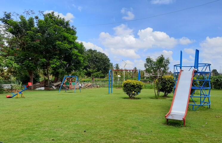 Garden, taapasi-rosebay  2400 Sq.Ft. Plot In Yelahanka Bangalore 9038546