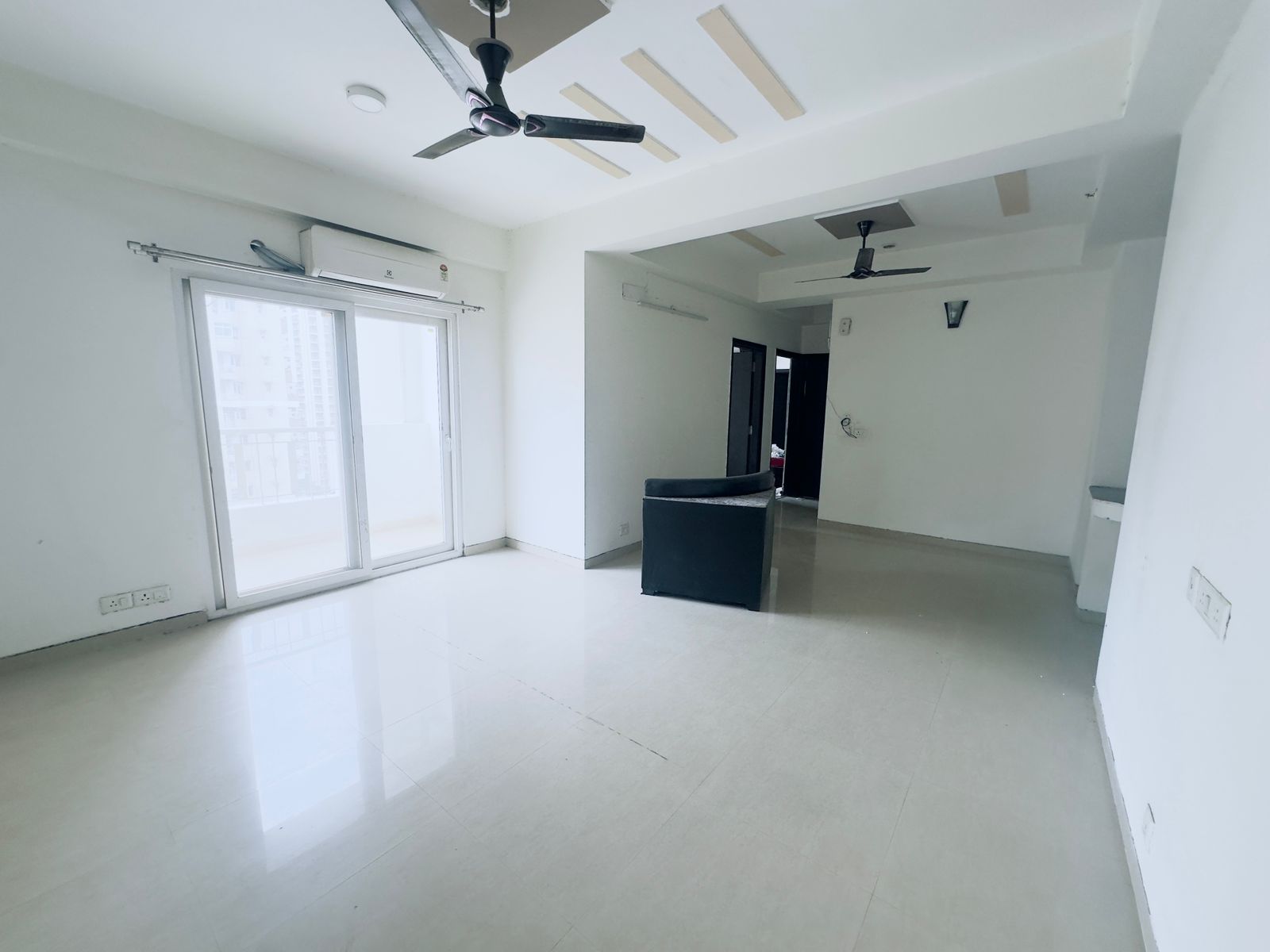 3 BHK Apartment For Sale in Mahagun Moderne