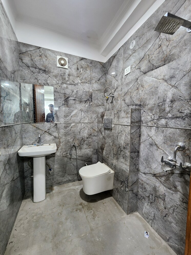 Bathroom, chattarpur 3 Bedroom 1300 Sq.Ft. Builder Floor In Chattarpur Delhi 9038696